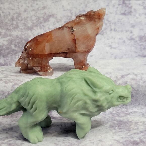 Green Jade & Fire Quartz Wolf - Picture 3 of 16